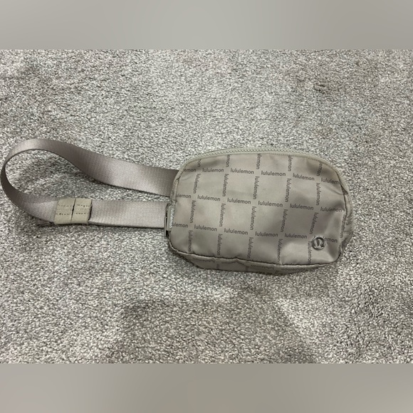 Lululemon Everywhere Belt Bag WORDMARK GRID MINI RAW LINEN GREY RARE - Picture 6 of 7